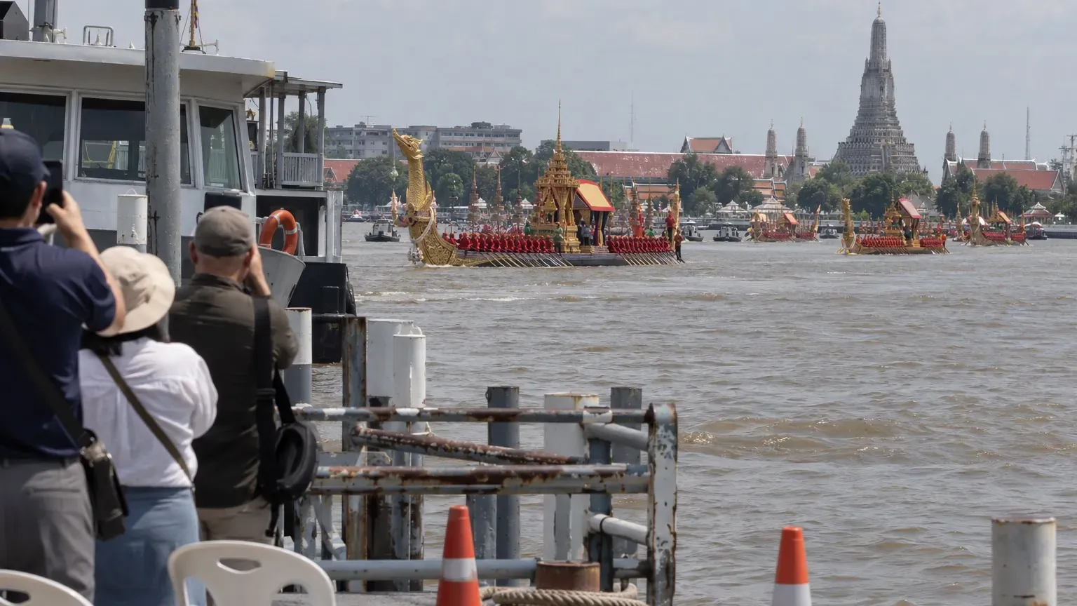 52 barges et 2 200 marins sur le Chao Phraya le 6 novembre : comment voir ce cortège royal lors d'un séjour à Bangkok