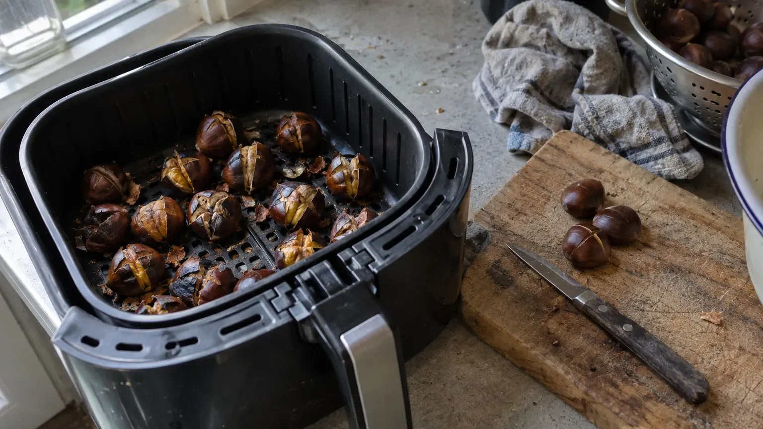 Châtaignes à l'airfryer : pourquoi elles explosent sans entaille, et le geste à faire avant de les griller