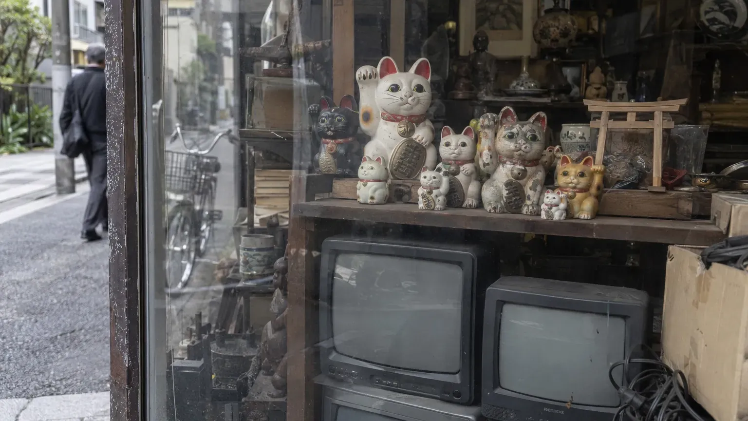 Kon Satoshi a imaginé une parade de maneki-neko et de torii dans Paprika : vingt ans après, ce que cette scène raconte