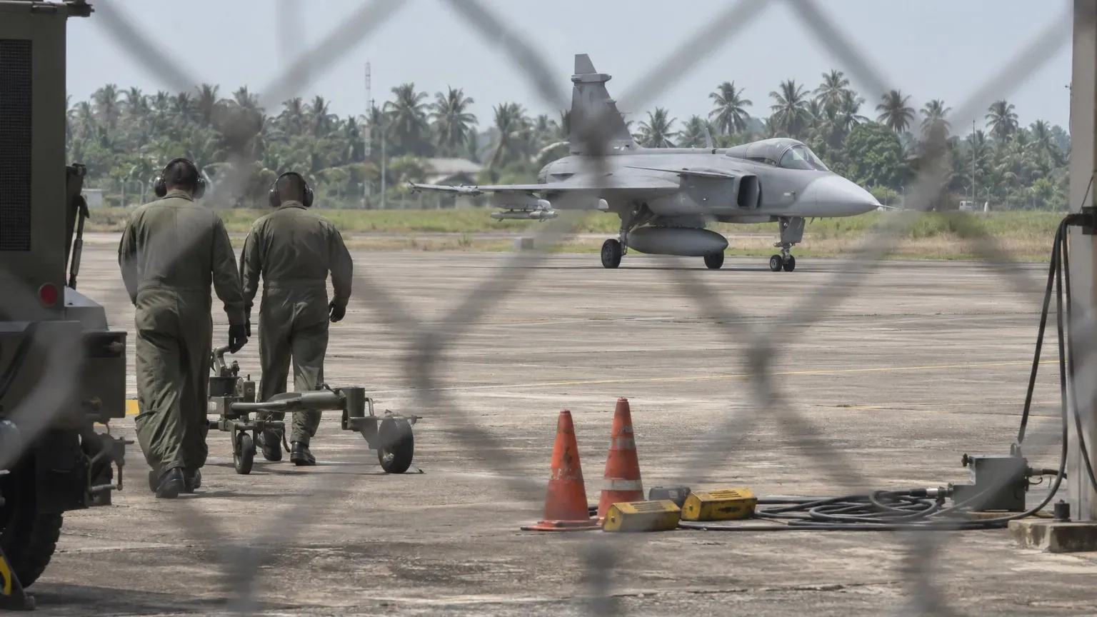 La reine Suthida de Thaïlande pilote seule un Gripen supersonique : 41 minutes de vol sans instructeur, sous le regard du roi